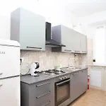 Comfort And Metro 2 Steps Away, Perfect For 3 Guests