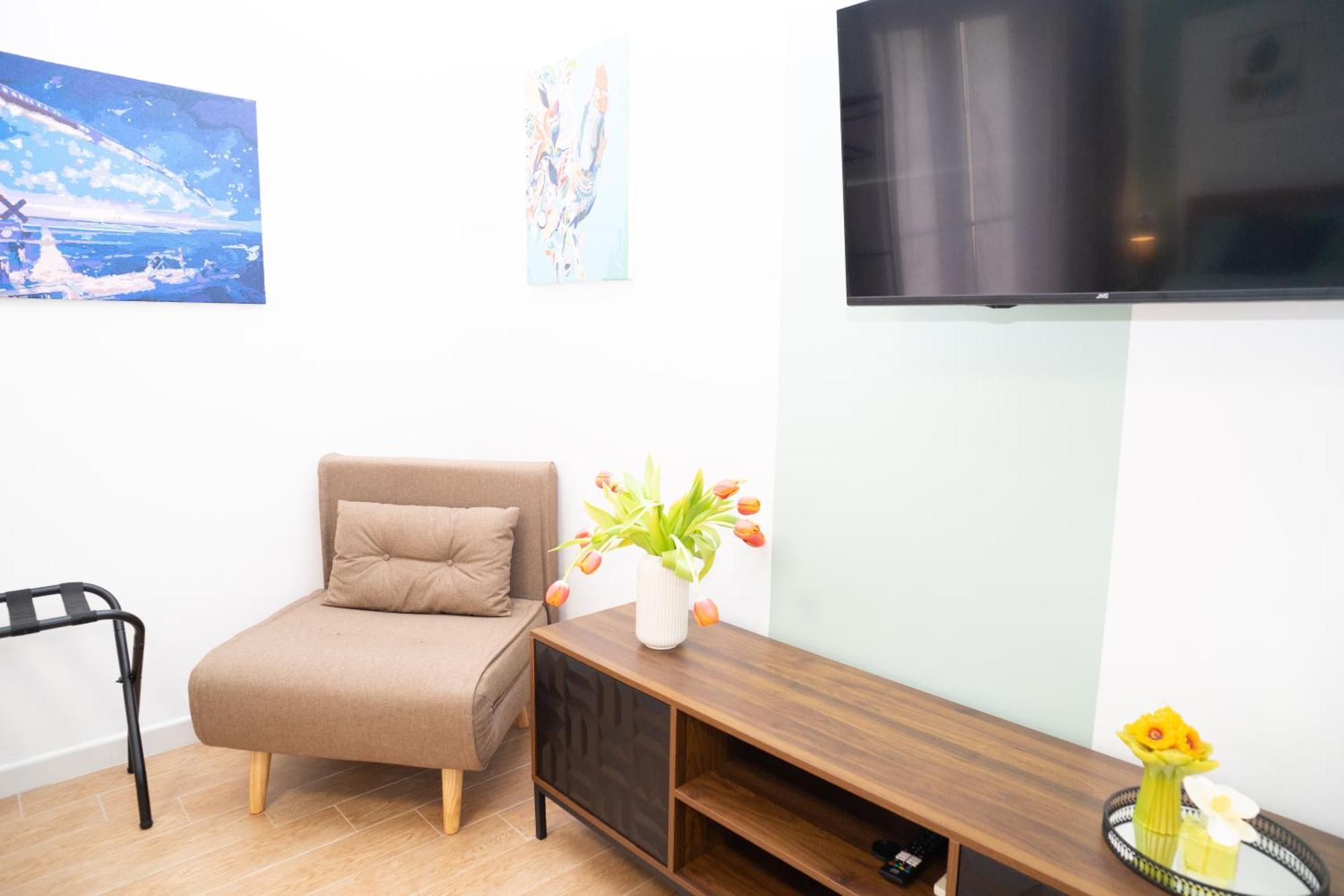 Apartment Comfort And Metro 2 Steps Away, Perfect For 3 Guests *
